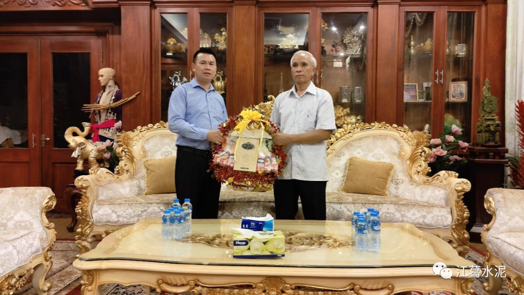 老挝国家副主席本通·吉玛尼与总司理温耀盛合影