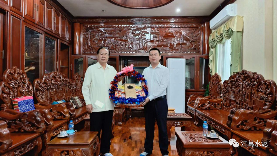 老挝国会副主席迦伦·雅巴贺与总司理温耀盛合影