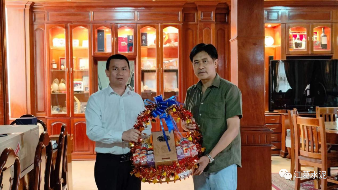 老挝司法部部长派维·西博丽帕与总司理温耀盛合影